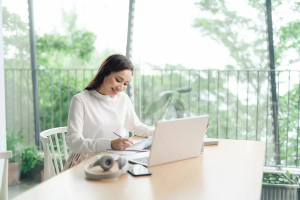 Exitosa Mujer Negocios Que Trabaja Portátil Oficina — Foto de Stock