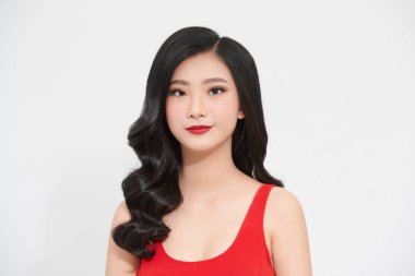  Yüzünde beyaz bir gülümseme, uzun, parlak saçları ve duygu dolu gözleri olan bir kız..