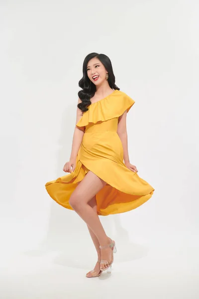 Belles Femmes Asiatiques Tourbillonnant Bonheur Jolie Robe Jaune — Photo