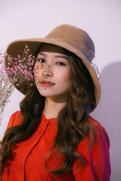 Ung Asiatisk Kvinna Halmhatt Ler Och Håller Blommor Isolerade Rosa — Stockfoto