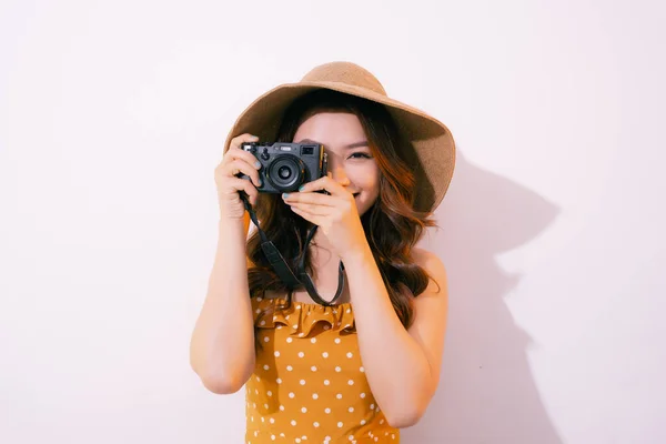 Glückliche Junge Frau Mit Retro Fotokamera Isoliert Auf Pastellfarbenem Hintergrund — Stockfoto