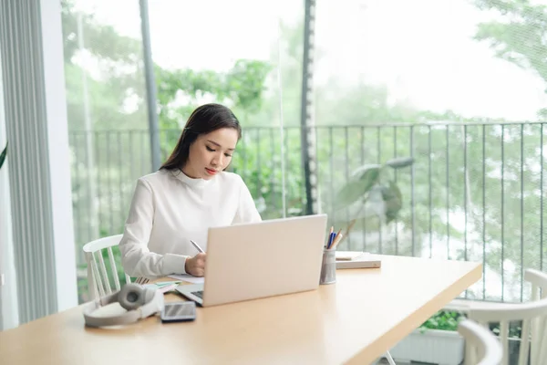 Smiling Happy Beautiful Asian Woman Relaxing Using Technology Laptop Computer — Stock Photo, Image