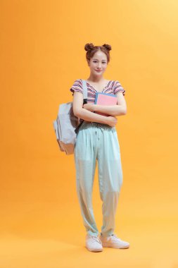 Kitaplar üzerinde beyaz izole bir sürü genç kız öğrenci