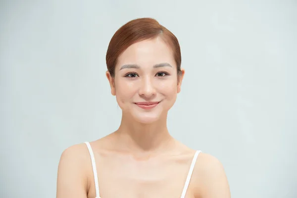 美しいです若いですアジアの女性タッチ彼女の体とともに新鮮な健康的な肌 上の白い背景に隔離 — ストック写真