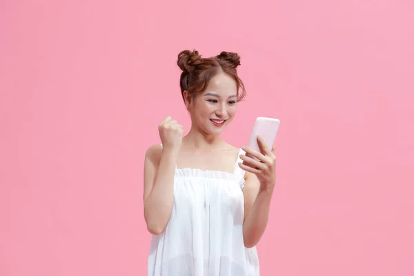 Cheerful Asian Woman Standing Isolated Pink Background Holding Mobile Phone — Stock Fotó