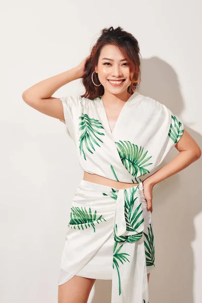 Mulher Bonita Impressão Tropical Vestido Verde Branco — Fotografia de Stock