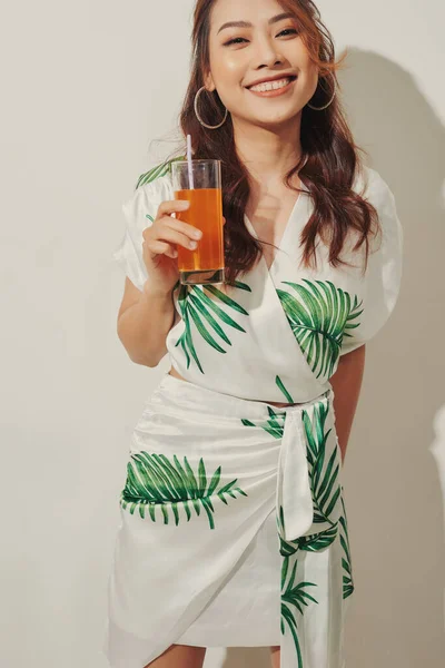 Mulher Asiática Feliz Verão Roupas Casuais Com Copo Bebida Suco — Fotografia de Stock