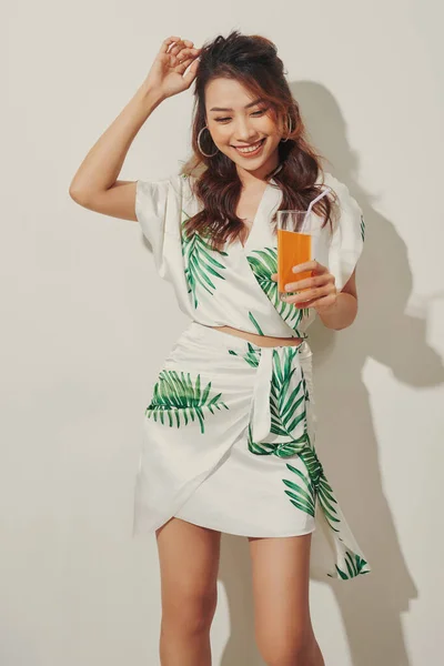 Mulher Asiática Nova Bonita Com Suco Laranja Camisa Tropical Fundo — Fotografia de Stock