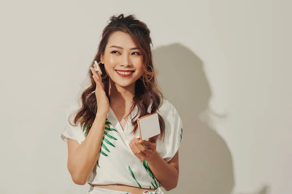Retrato Chica Asiática Estilo Vestido Verano Haciendo Maquillaje Con Pequeño —  Fotos de Stock