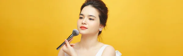 Bela Mulher Segurando Escova Maquiagem Sobre Amarelo — Fotografia de Stock