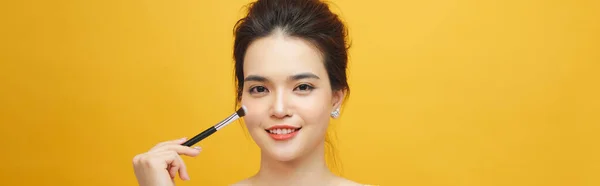 Mulher Aplicando Maquiagem Com Escova Isolado Procedimentos Beleza — Fotografia de Stock