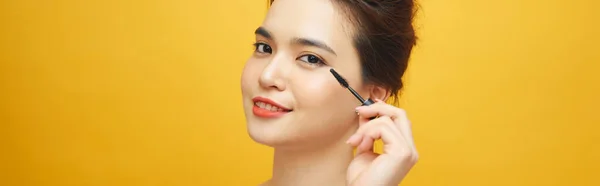 Mujeres Que Componen Maquillaje Pestañas Rímel Sobre Fondo Amarillo —  Fotos de Stock