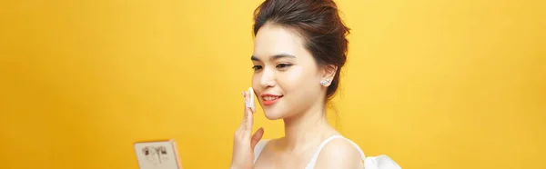 应用化妆粉粉底的亚洲女人的肖像及镜像 — 图库照片