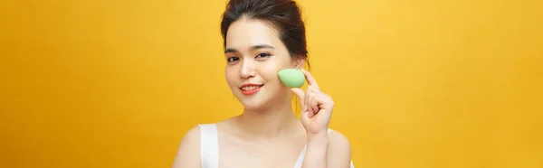 Potret Closeup Wanita Cantik Muda Memegang Blender Kecantikan Untuk Menerapkan — Stok Foto