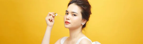 ピペットの若い女性の顔に適用する化粧品のオイルのクローズ アップ ショット 美容療法の概念 — ストック写真