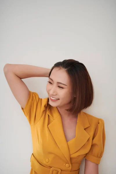 Smějící Asijské Krásné Pozitivní Myšlení Ženy Krátkými Vlasy Bílém Pozadí — Stock fotografie