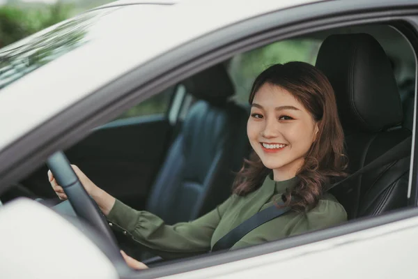 Gente Disfruta Transporte Risueño Relajado Mujer Feliz Viaje Carretera Concepto — Foto de Stock