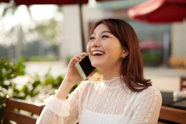 Щасливі Молоді Подорожі Азіатська Жінка Розмовляє Мобільним Телефоном Розслабляється — стокове фото