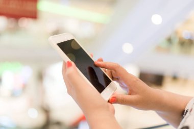 Telefon kullanarak el telefon akıllı ve online kavramı alışveriş giyim mağazası, ekran görünümünde bir fotoğraf çekmek