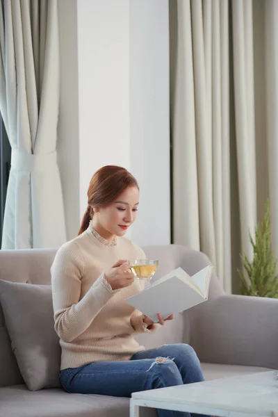 Viel Spaß Wochenende Asiatisches Mädchen Entspannt Sich Trinkt Tee Und — Stockfoto