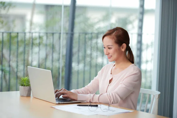 Mooie Jonge Vrouw Casual Kleding Met Behulp Van Laptop Glimlachen — Stockfoto