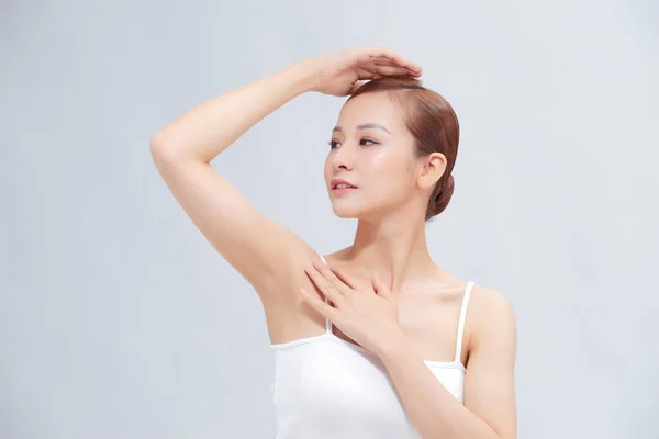 美丽的年轻亚洲女人举起双手 在白色背景下炫耀干净 卫生的腋窝或腋窝 — 图库照片