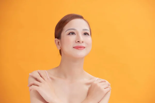 Schöne Lächelnde Mädchen Modell Mit Natürlichem Make Berühren Ihre Haut — Stockfoto