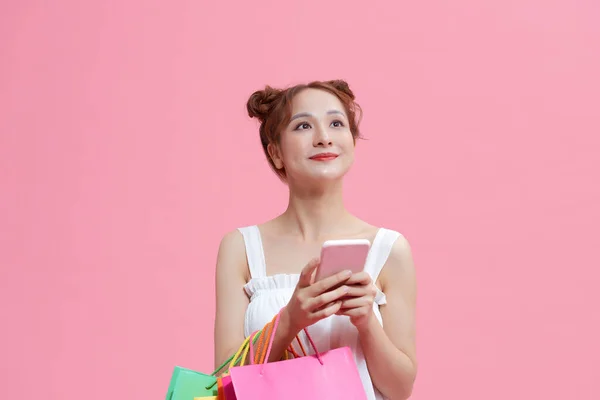 Όμορφη Νεαρή Γυναίκα Τσάντες Ψώνια Χρησιμοποιώντας Έξυπνο Τηλέφωνό Της Χαμόγελο — Φωτογραφία Αρχείου