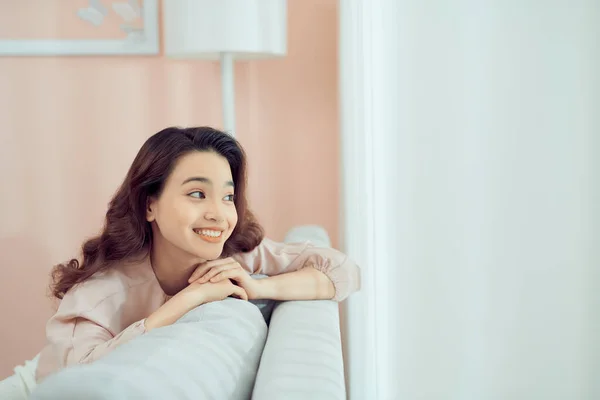 Sonriente Mujer Atractiva Relajada Con Gafas Sentadas Sofá Mirando Hacia — Foto de Stock