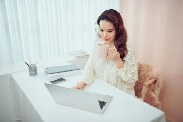 Retrato Joven Mujer Negocios Asiática Ropa Casual Sosteniendo Taza Mientras — Foto de Stock