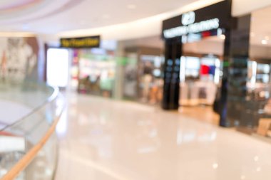 Büyük alışveriş merkezinin iç görünümü güzel bir ışık saçar.
