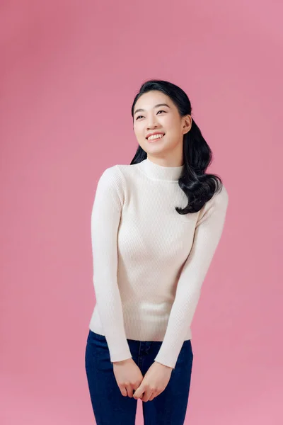 Gyönyörű Fiatal Ázsiai Megjelenés Áll Elszigetelt Rózsaszín Háttér Stúdió — Stock Fotó