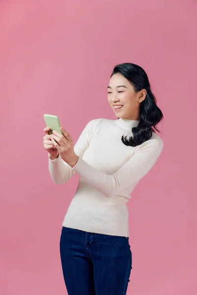 Mujer Casual Feliz Usando Teléfono Inteligente Sobre Fondo Rosa —  Fotos de Stock