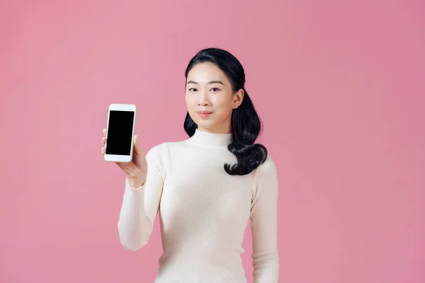 Όμορφη Ασιατική Γυναίκα Δείχνει Smartphone Ροζ Φόντο — Φωτογραφία Αρχείου