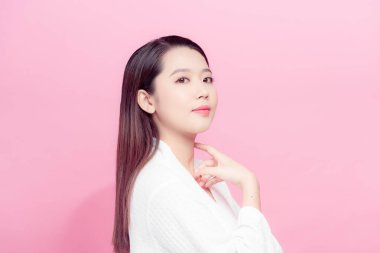 Beyaz arka planda bornozlu kadın, temizlik, sağlık, kozmetik,