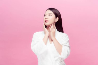 Beyaz arka planda bornozlu kadın, temizlik, sağlık, kozmetik,