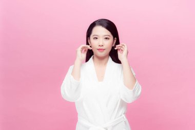 Genç ve güzel bir kadının güzel Asyalı yüzü. Doğal makyaj.