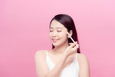 Güzel makyajlı güzel bir kızın portresi, uzun kirpikleri ve sağlıklı, temiz bir teni var.