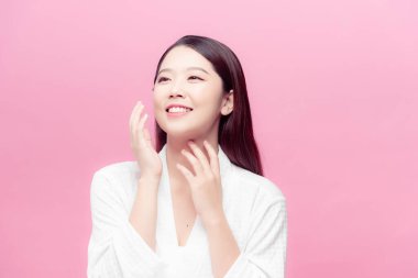 Kapalı yüz, güzel portre kaplıcası ve mayo giymiş kuaför salonu. Güzel cilt bakımı kozmetik konsepti