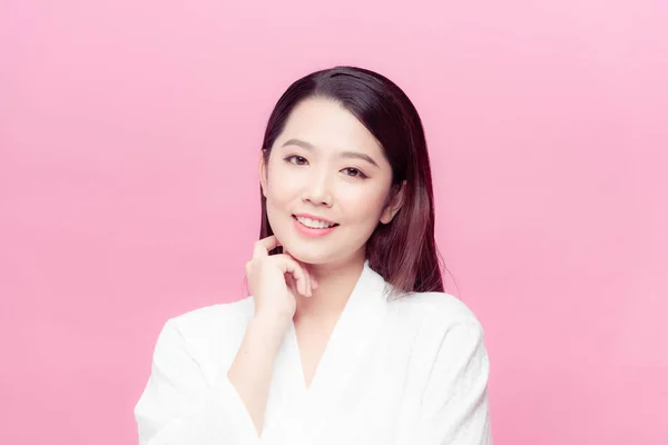 Hermosa Mujer Asiática Joven Tocando Mejilla Suave Sonrisa Con Piel —  Fotos de Stock