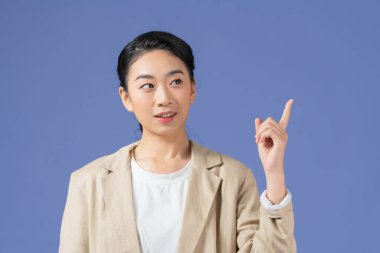 Mor arka planda izole bir şekilde duran mutlu genç bayan portresi