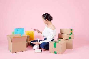 Karton kutuları olan genç bir kadın - İnternet ve dağıtım konsepti