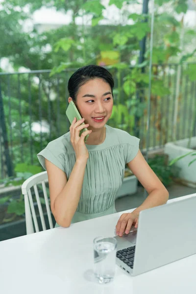 Молодая Азиатская Предпринимательница Разговаривает Телефону Время Работы Домашнем Офисе — стоковое фото