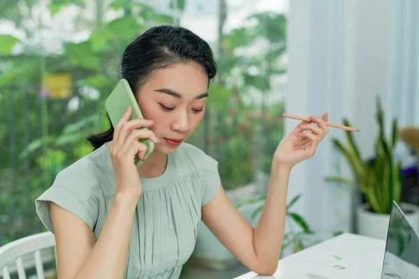 Joven Empresaria Asiática Hablando Por Teléfono Mientras Trabaja Oficina Central —  Fotos de Stock