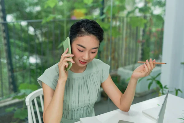 Joven Mujer Oficina Sosteniendo Lápiz Mientras Habla Por Teléfono Móvil —  Fotos de Stock