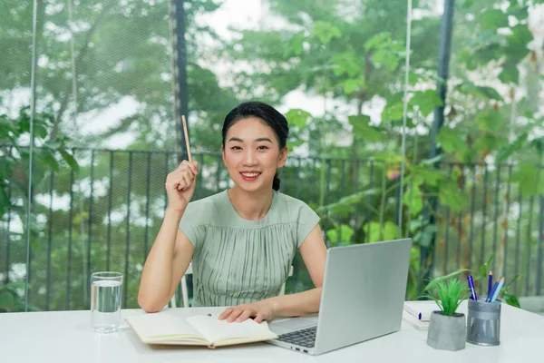 Negocio Mujer Joven Asiática Que Trabaja Con Computadora Portátil Celebración —  Fotos de Stock
