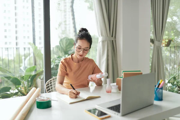 Çevrimiçi dükkanı için organik cilt ürünleri satan bir işyeri sahibi.