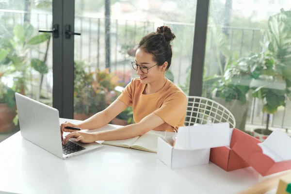 Mujer Asiática Vendedor Usando Tableta Comprobación Comercio Electrónico Ropa Tienda — Foto de Stock