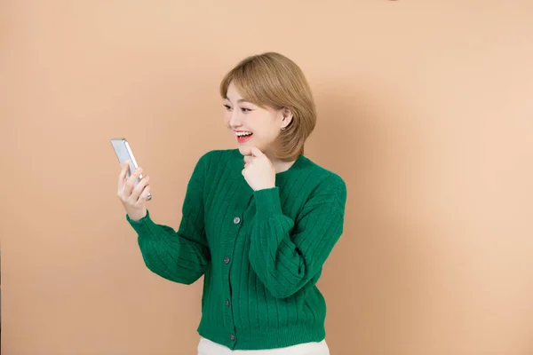 Социальная Азиатская Девушка Делает Селфи Говорит Видеосвязи Помощью Мобильного Телефона — стоковое фото