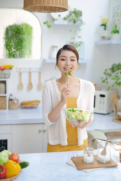 Hermosa Mujer Sonriente Comiendo Ensalada Vegetariana Orgánica Fresca Cocina Moderna —  Fotos de Stock